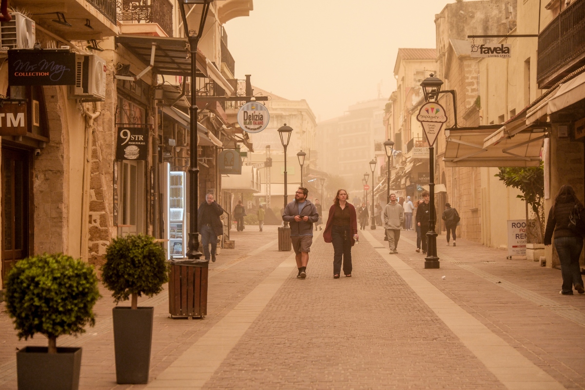 Καιρός: Κύμα αφρικανικής σκόνης θα «πνίξει» τη χώρα τις επόμενες ημέρες – Πότε και πού αναμένονται λασποβροχές