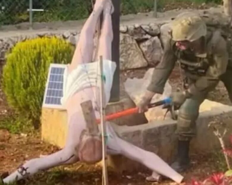 Λίβανος: Ισραηλινός στρατιώτης χτύπησε με σφυρί άγαλμα του Ιησού – Δείτε φωτογραφία