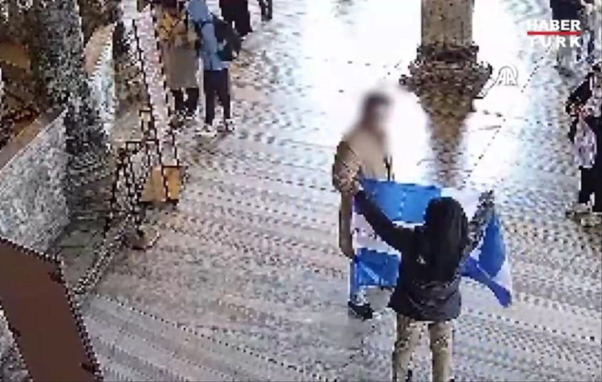 Τουρκία: Δύο τουρίστες συνελήφθησαν επειδή ξετύλιξαν ελληνική σημαία μέσα στην Αγία Σοφία