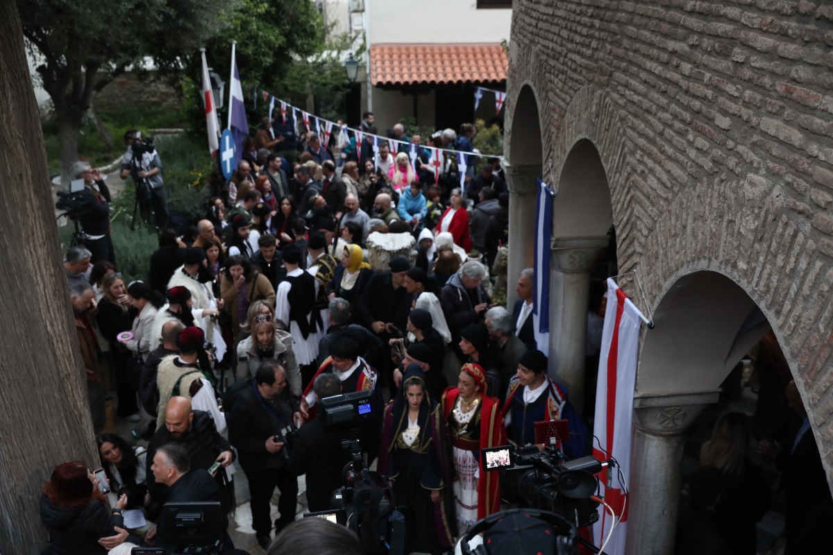 Πλήθος κόσμου αναμένει το Άγιο Φως στο Μετόχι στην Πλάκα