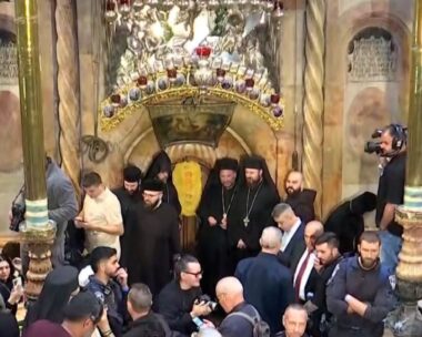 Η αφή του Αγίου Φωτός στα Ιεροσόλυμα
