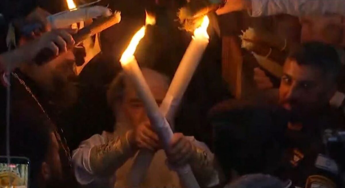 Ο Πατριάρχης Ιεροσολύμων Θεόφιλος στην αφή του Αγίου Φωτός