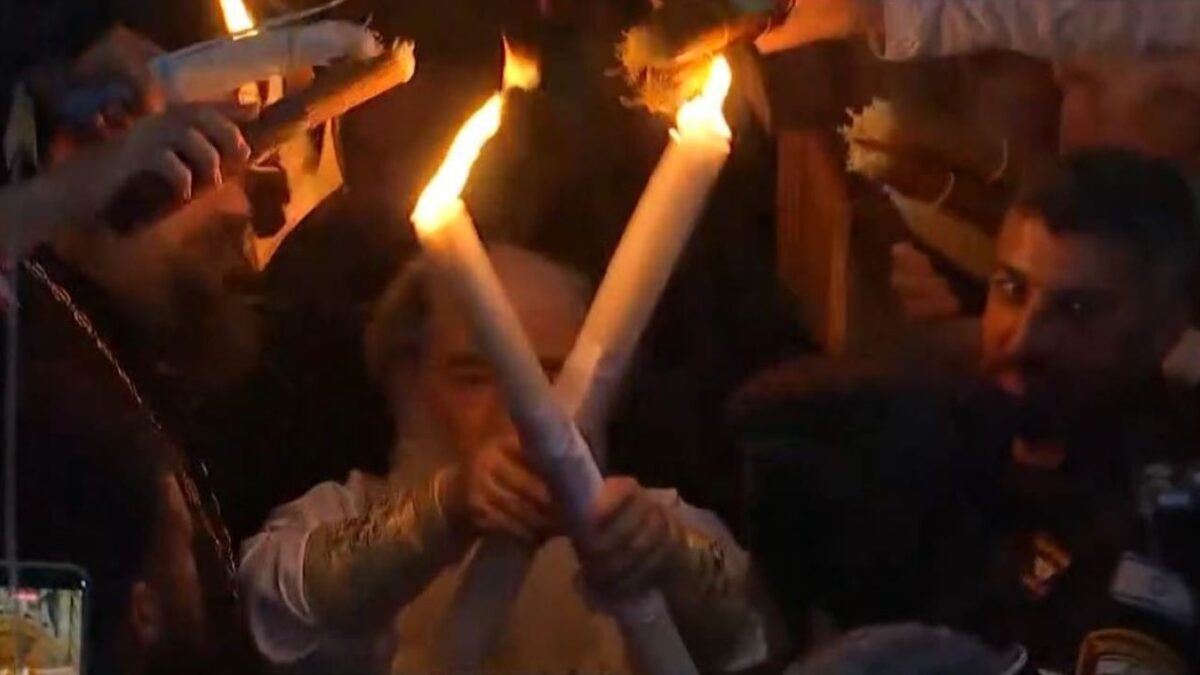 Ο Πατριάρχης Ιεροσολύμων Θεόφιλος στην αφή του Αγίου Φωτός