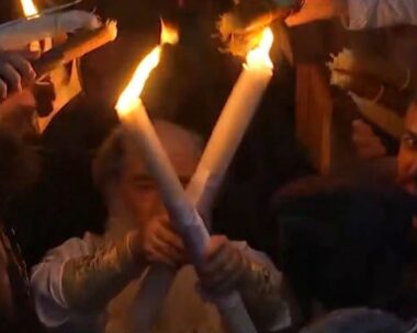 Ο Πατριάρχης Ιεροσολύμων Θεόφιλος στην αφή του Αγίου Φωτός