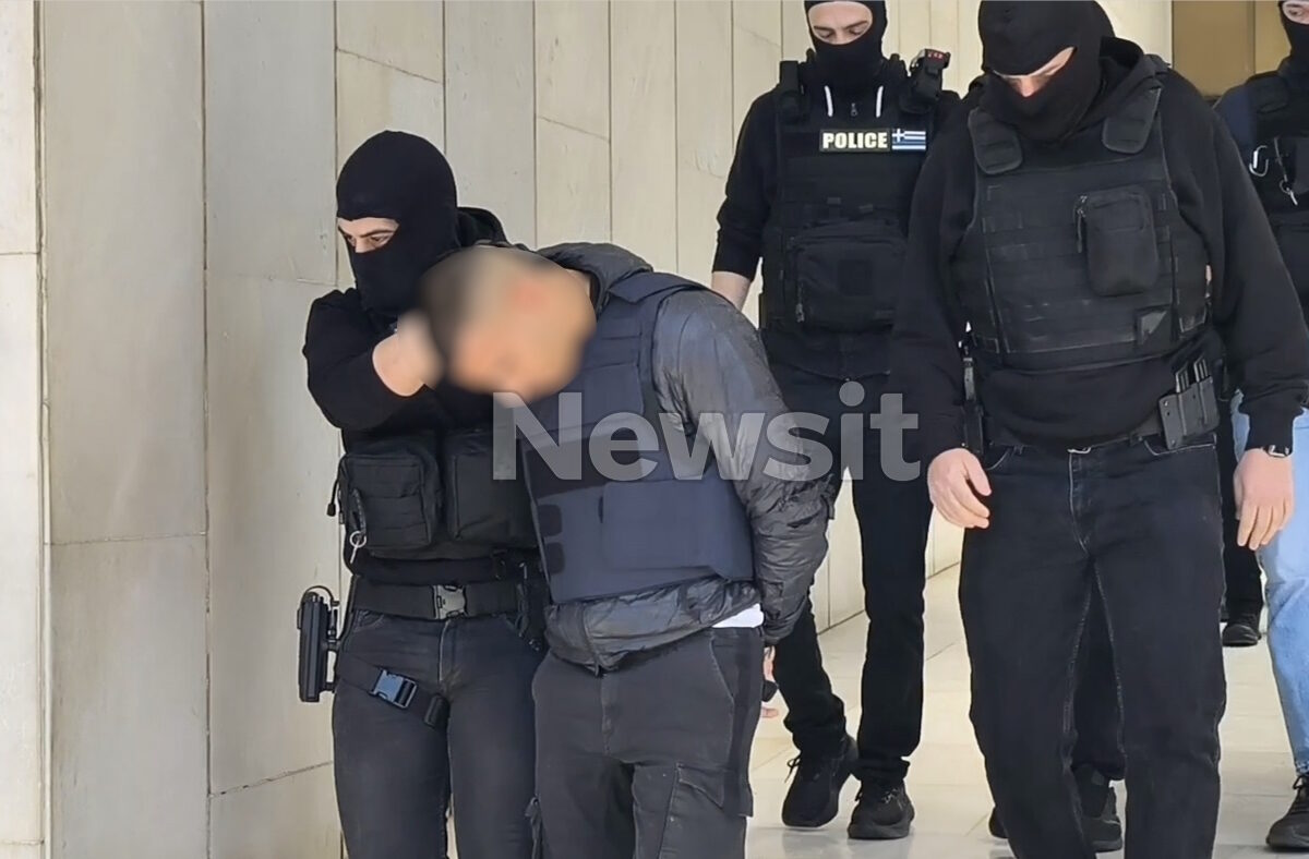 Δολοφονία στον Άγιο Δημήτριο: Η στιγμή που ο 20χρονος δράστης και οι άλλοι 3 συλληφθέντες οδηγούνται από τη ΓΑΔΑ στο Ναυτοδικείο
