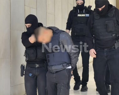 Δολοφονία στον Άγιο Δημήτριο: Η στιγμή που ο 20χρονος δράστης και οι άλλοι 3 συλληφθέντες οδηγούνται από τη ΓΑΔΑ στο Ναυτοδικείο