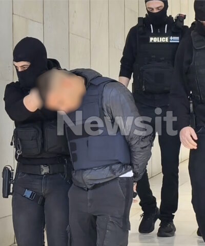 Δολοφονία στον Άγιο Δημήτριο: Η στιγμή που ο 20χρονος δράστης και οι άλλοι 3 συλληφθέντες οδηγούνται από τη ΓΑΔΑ στο Ναυτοδικείο
