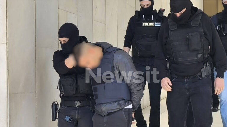 Δολοφονία στον Άγιο Δημήτριο: Η στιγμή που ο 20χρονος δράστης και οι άλλοι 3 συλληφθέντες οδηγούνται από τη ΓΑΔΑ στο Ναυτοδικείο