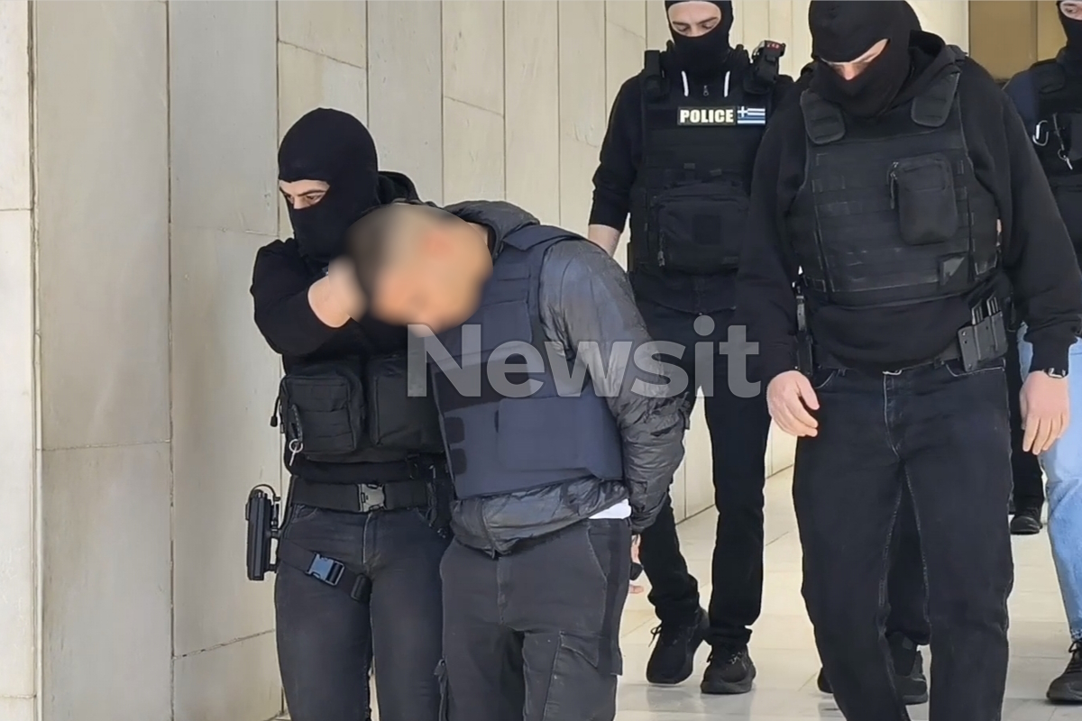 Δολοφονία στον Άγιο Δημήτριο: Η στιγμή που ο 20χρονος δράστης και οι άλλοι 3 συλληφθέντες οδηγούνται από τη ΓΑΔΑ στο Ναυτοδικείο