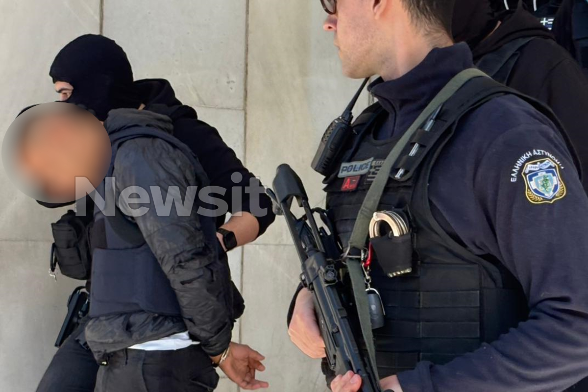 Δολοφονία στον Αγιο Δημήτριο: Η στιγμή που ο 20χρονος δράστης και οι άλλοι 3 συλληφθέντες οδηγούνται από τη ΓΑΔΑ στο Ναυτοδικείο