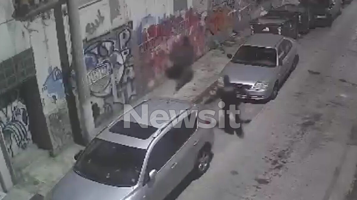 Η στιγμή που ο αστυνομικός κυνηγάει τον Παλαιστίνιο