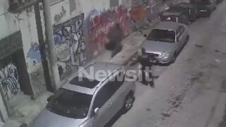 Η στιγμή που ο αστυνομικός κυνηγάει τον Παλαιστίνιο