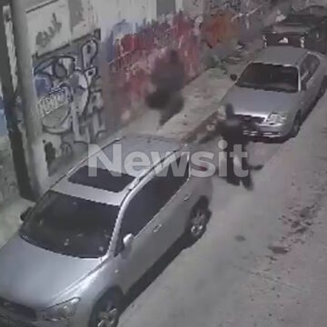 Η στιγμή που ο αστυνομικός κυνηγάει τον Παλαιστίνιο