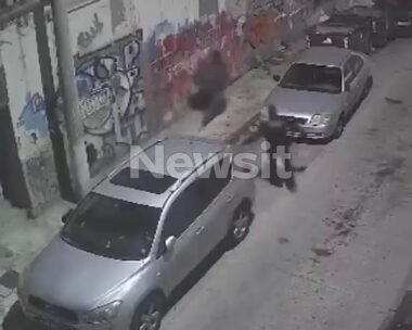 Η στιγμή που ο αστυνομικός κυνηγάει τον Παλαιστίνιο