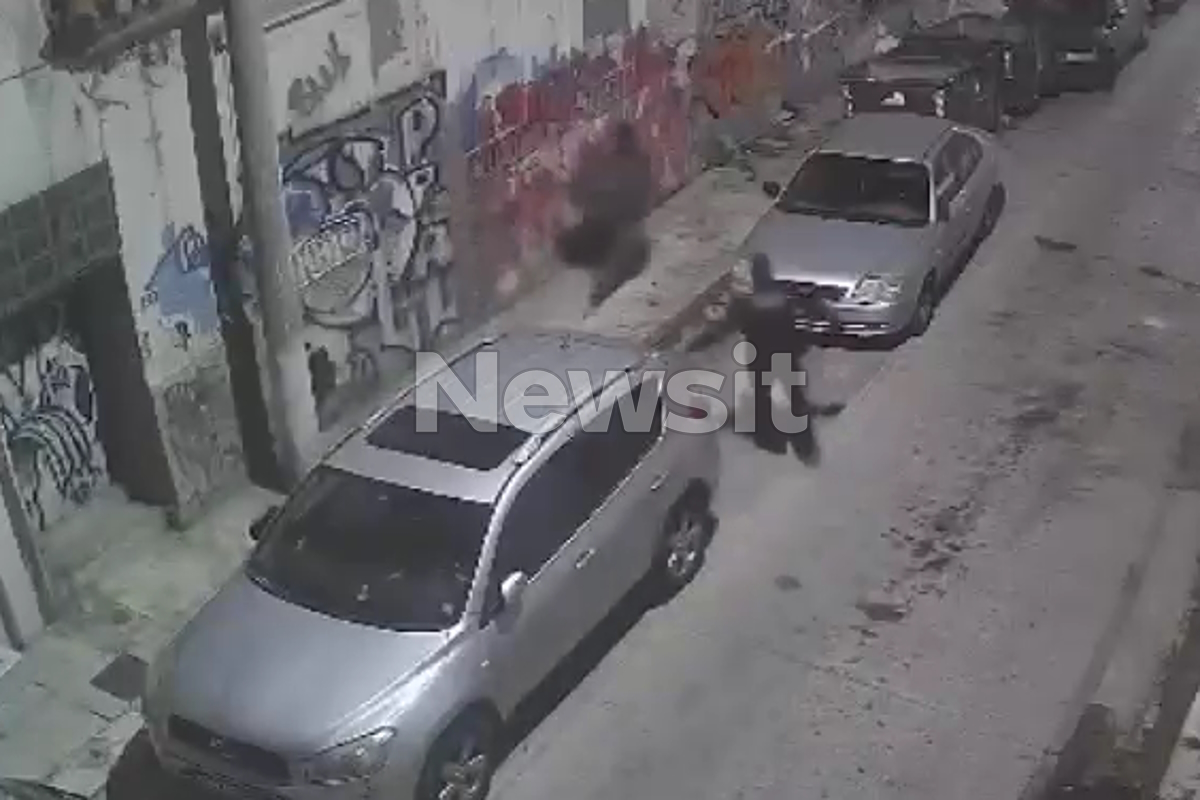 Η στιγμή που ο αστυνομικός κυνηγάει τον Παλαιστίνιο