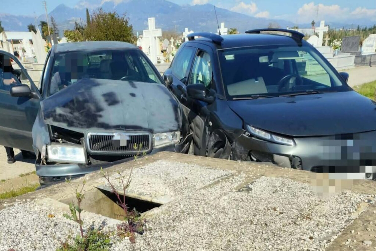 Τροχαίο μέσα σε νεκροταφείο στο Αγρίνιο