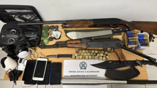 Καλάσνικοφ, ματσέτα και σιδερογροθιά στο σπίτι δραστών της επίθεσης σε καφετέρια στο Αίγιο