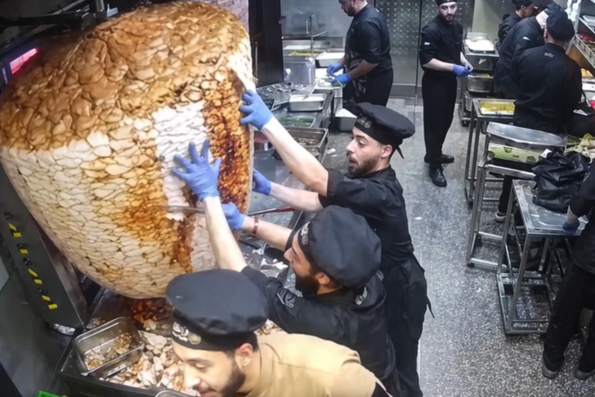 Αίγυπτος: Γιγάντιος γύρος παραλίγο να πλακώσει τους ψήστες - Δείτε βίντεο