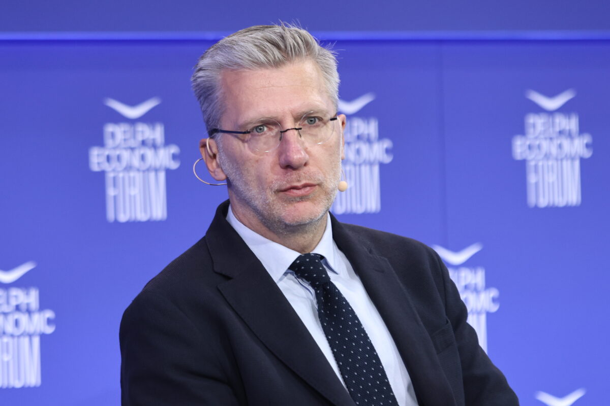 Φρένο Μητσοτάκη στα «αντάρτικα» ^ πλήρη κάλυψη σε Σκέρτσο και επιτελικό κράτος ^ γκρίνια κι αγωνία στη ΝΔ για τις χαμηλές δημοσκοπικές πτήσεις και τις δικογραφίες ^ στο επίκεντρο ο ρόλος του βουλευτή, τα ασυμβίβαστα και ο σταυρός ^ η Σοφία ψηφίζει Ανατολική Αττική ^ ο Γαβριήλ ανακατεύει την τράπουλα της αριστεράς