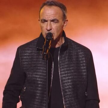 Ο Νίκος Αλιάγας τραγουδά στο γαλλικό Voice