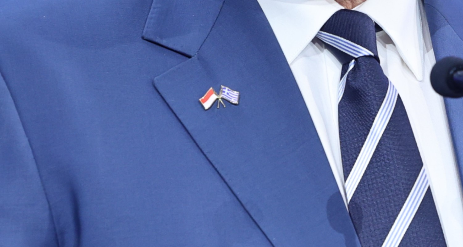 Οι καρφίτσες με τις δύο σημαίες