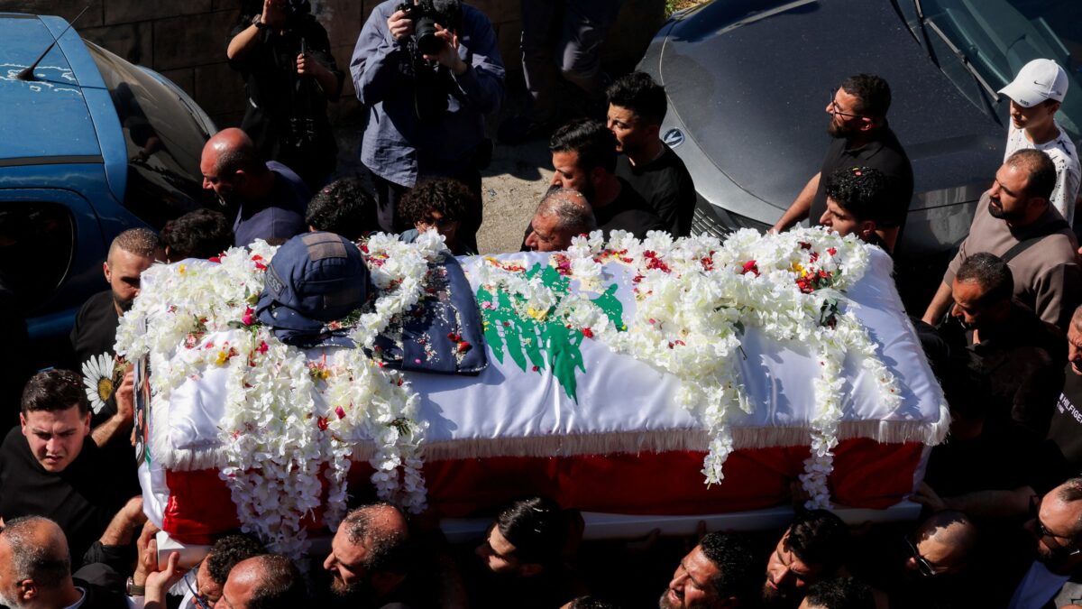 Θρήνος στην κηδεία της δημοσιογράφου Αμάλ Χαλίλ που σκοτώθηκε στον Λίβανο από ισραηλινό πλήγμα