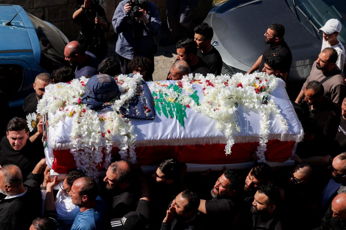 Θρήνος στην κηδεία της δημοσιογράφου Αμάλ Χαλίλ που σκοτώθηκε στον Λίβανο από ισραηλινό πλήγμα