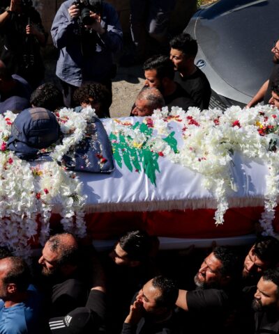 Θρήνος στην κηδεία της δημοσιογράφου Αμάλ Χαλίλ που σκοτώθηκε στον Λίβανο από ισραηλινό πλήγμα