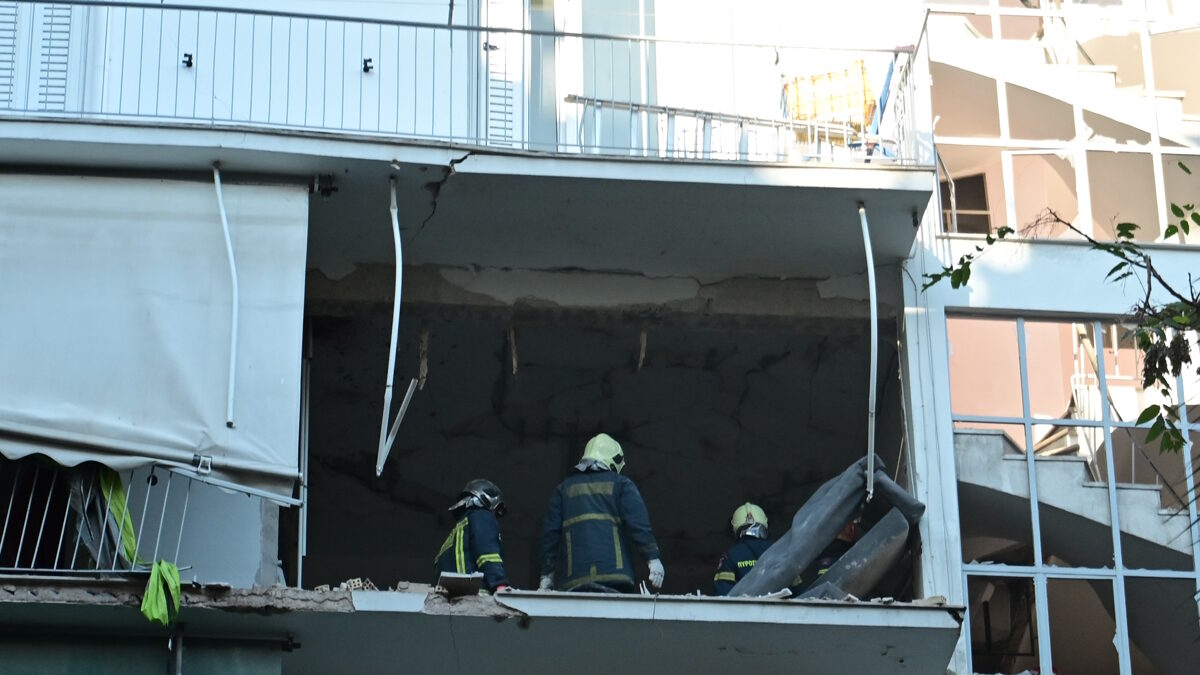 Πυροτεχνουργοί σε διαμέρισμα του πέμπτου ορόφου πολυκατοικίας στην οδό Αρκαδίας στους Αμπελόκηπους