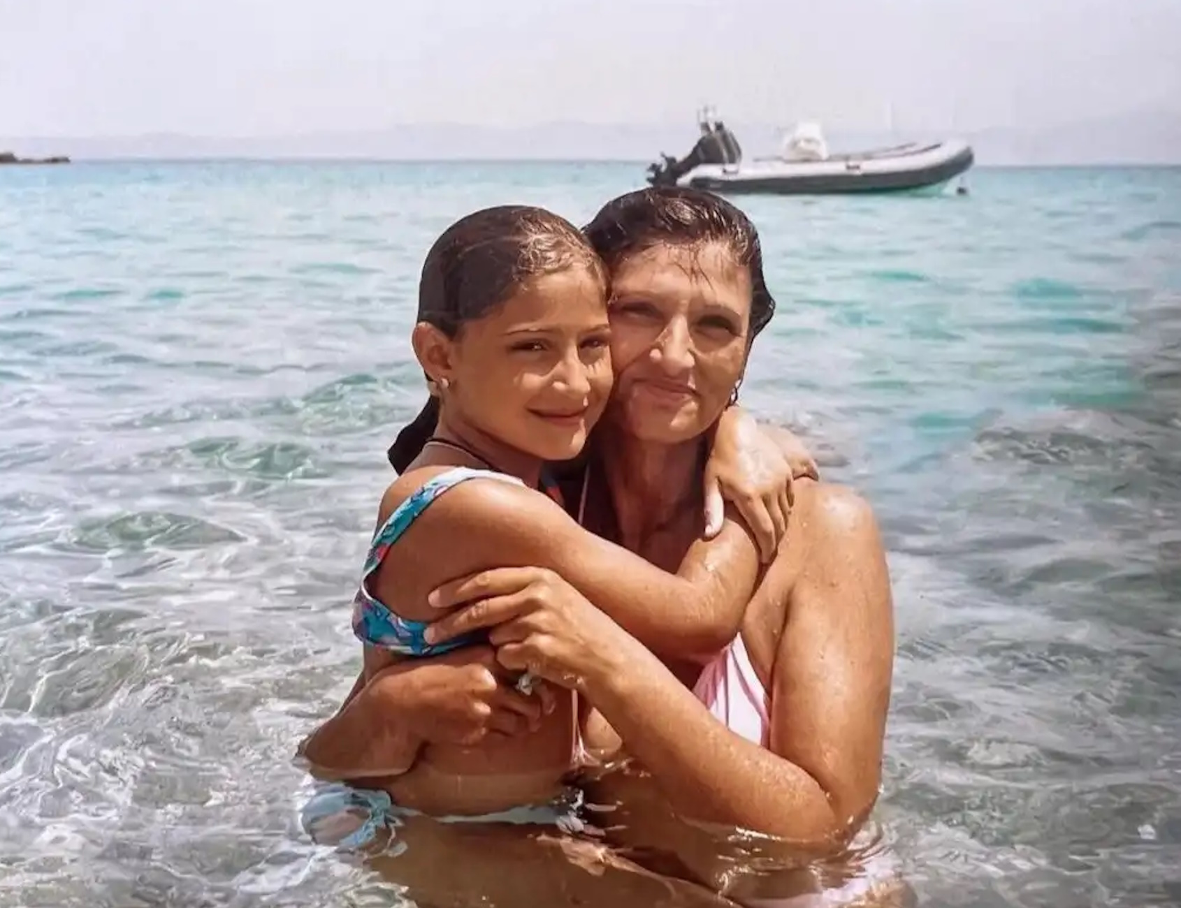 Η Ιωάννα Τούνη στην αγκαλιά της μητέρας της