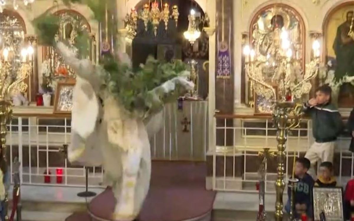 Πάσχα: Εντυπωσιακή η πρώτη Ανάσταση στη Χίο – Έκλεψε τις εντυπώσεις και φέτος ο ιπτάμενος ιερέας