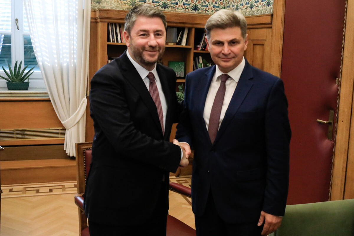 Νικόλας Φαραντούρης: Και επίσημα στο ΠΑΣΟΚ ο ευρωβουλευτής - Η συνάντηση με τον Νίκο Ανδρουλάκη