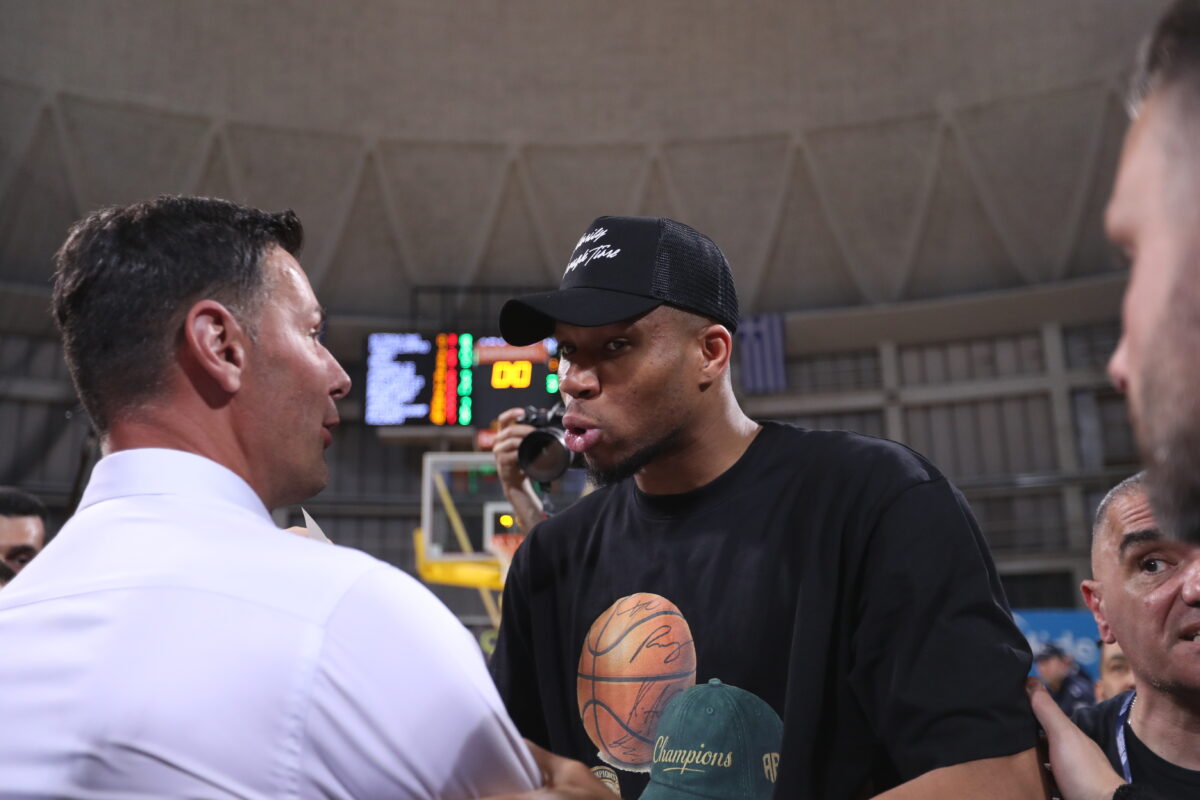 Ο Γιάννης Αντετοκούνμπο τραγούδησε «Είμαστε άρρωστοι με τον Αρη τον Θεό» και έγινε viral