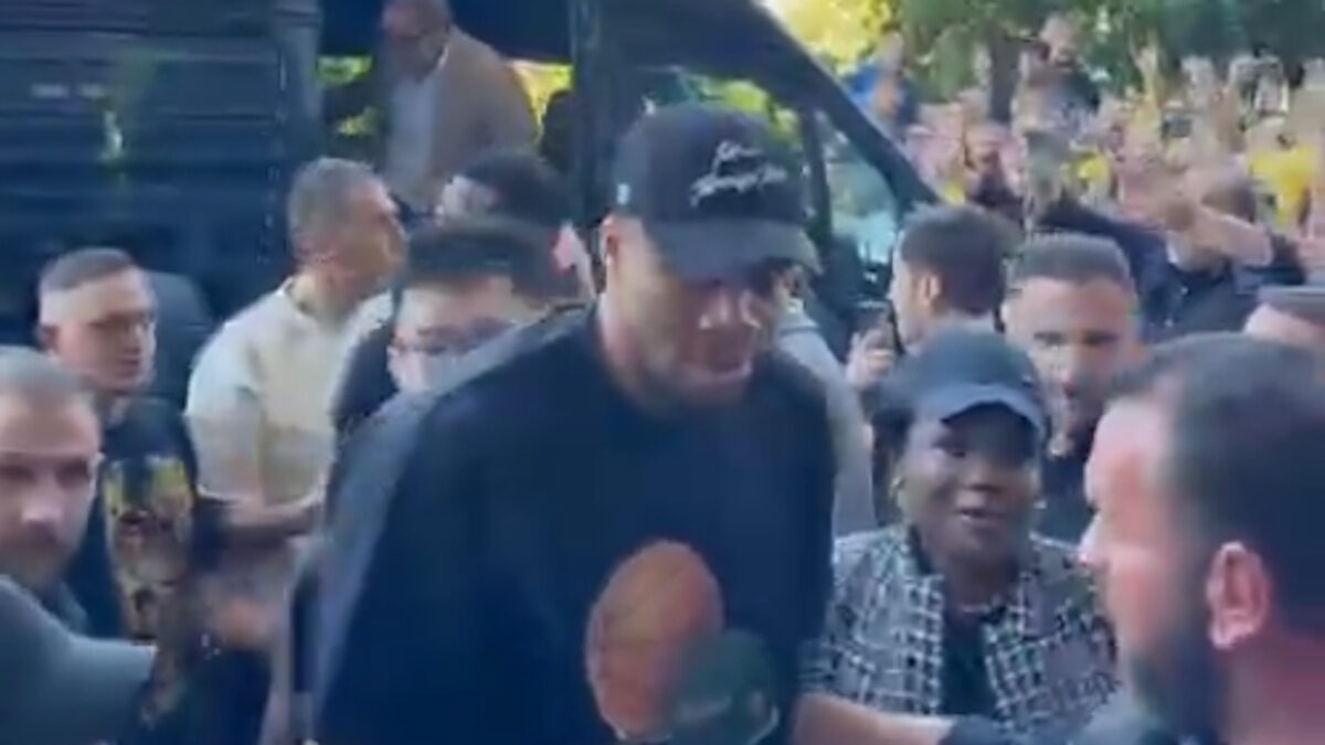 Γιάννης Αντετοκούνμπο και Ρίτσαρντ Σιάο έφτασαν μαζί στο Αλεξάνδρειο για το Άρης Betsson – Πανιώνιος, στα κίτρινα η μητέρα του Βερόνικα