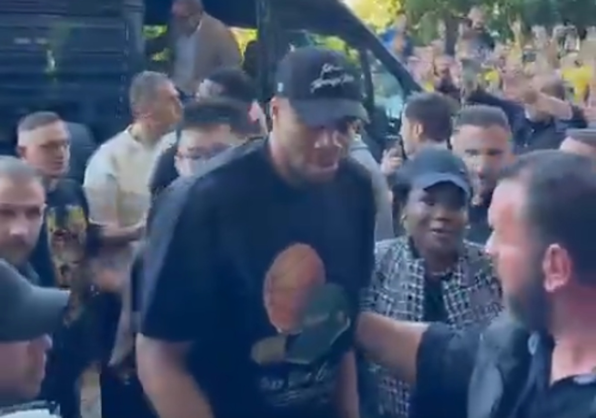 Γιάννης Αντετοκούνμπο και Ρίτσαρντ Σιάο έφτασαν μαζί στο Αλεξάνδρειο για το Αρης Betsson - Πανιώνιος, στα κίτρινα η μητέρα του Βερόνικα