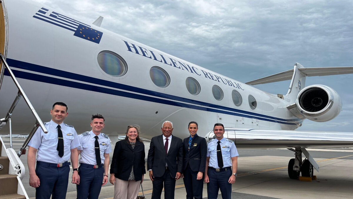 Ο Πορτογάλος πρόεδρος του Ευρωπαϊκού Συμβουλίου, Αντόνιο Κόστα μπροστά στο ελληνικό πρωθυπουργικό αεροσκάφος