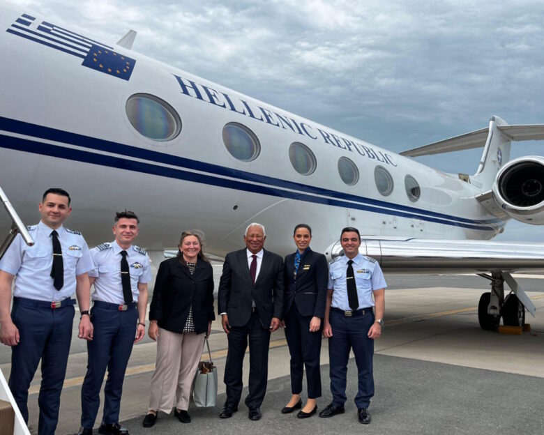 Ο Πορτογάλος πρόεδρος του Ευρωπαϊκού Συμβουλίου, Αντόνιο Κόστα μπροστά στο ελληνικό πρωθυπουργικό αεροσκάφος
