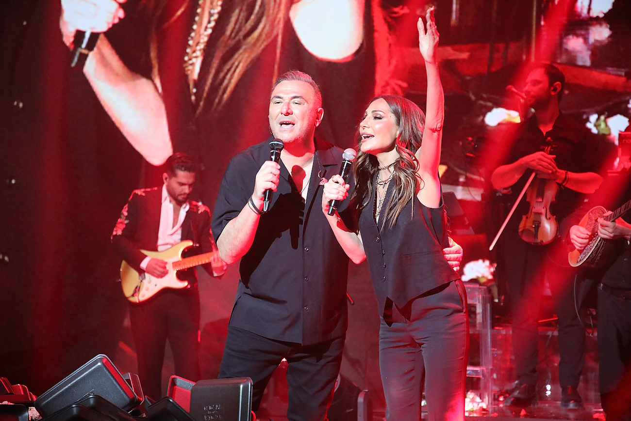 Αντώνης Ρέμος και Δέσποινα Βανδή επί σκηνή