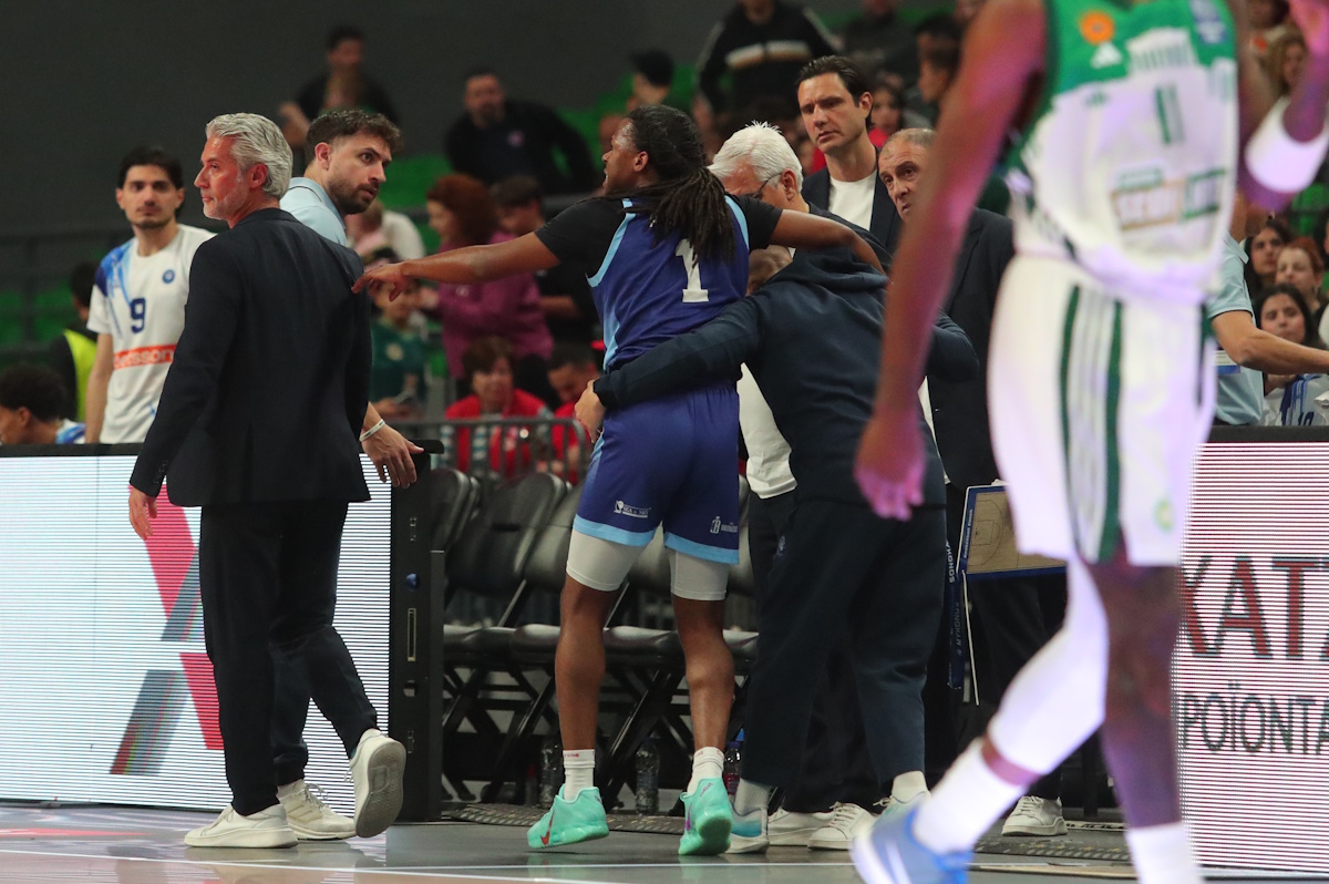 Ο Απλμπι πάτησε το πόδι διαιτητή στο Παναθηναϊκός - Μύκονος και αποχώρησε υποβασταζόμενος
