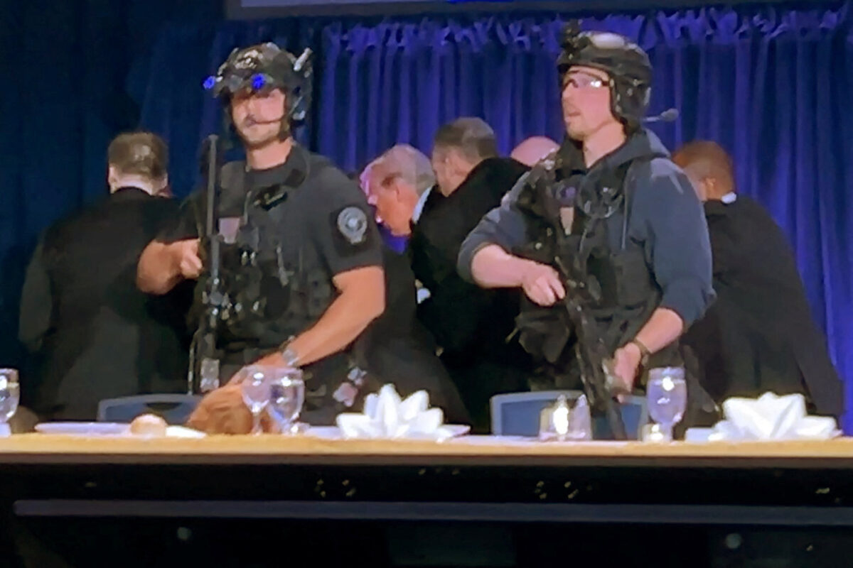 Η στιγμή που μέλη της Ασφάλειας του Ντόναλντ Τραμπ τον απομακρύνουν από το ξενοδοχείο