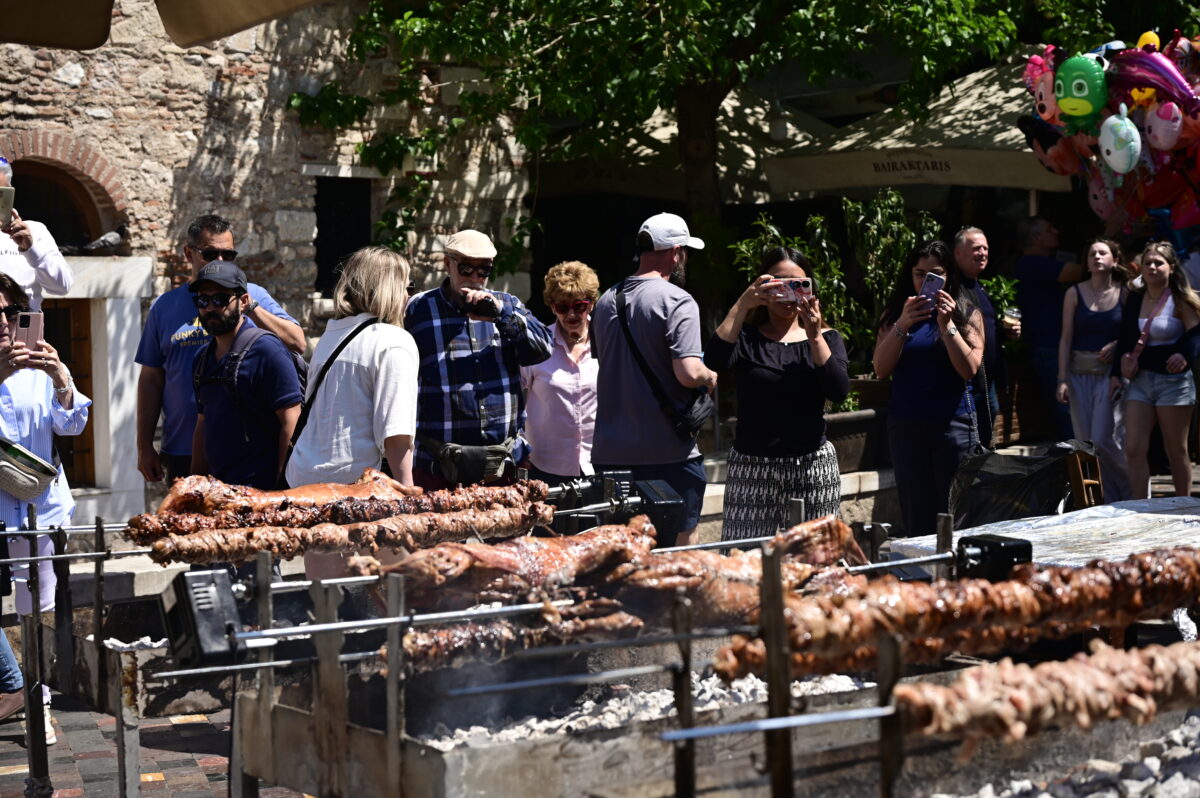 Στήθηκαν οι σούβλες στο Μοναστηράκι: Ουρές από Αθηναίους και τουρίστες για τα αρνιά και τα κοκορέτσια, δείτε βίντεο