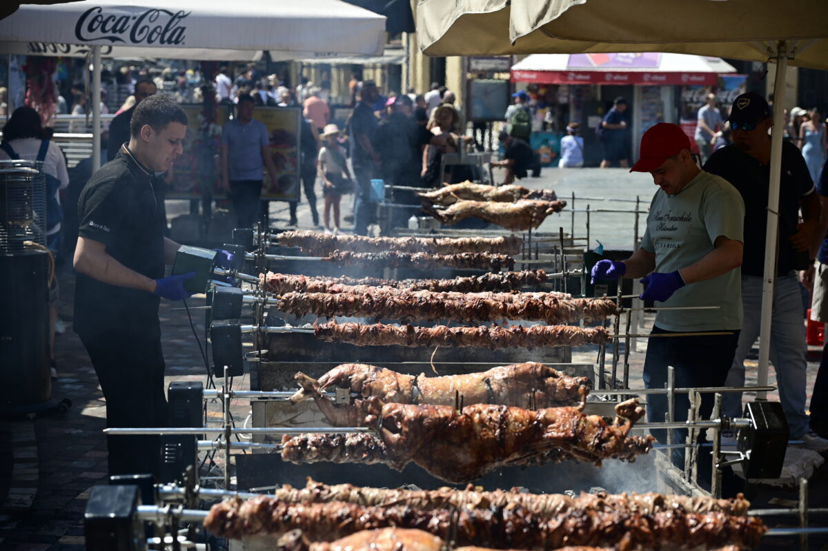 Καιρός: Ήλιος και ζέστη στο σούβλισμα του αρνιού – Με ανέμους 8 μποφόρ θα επιστρέψουν οι εκδρομείς τη Δευτέρα του Πάσχα