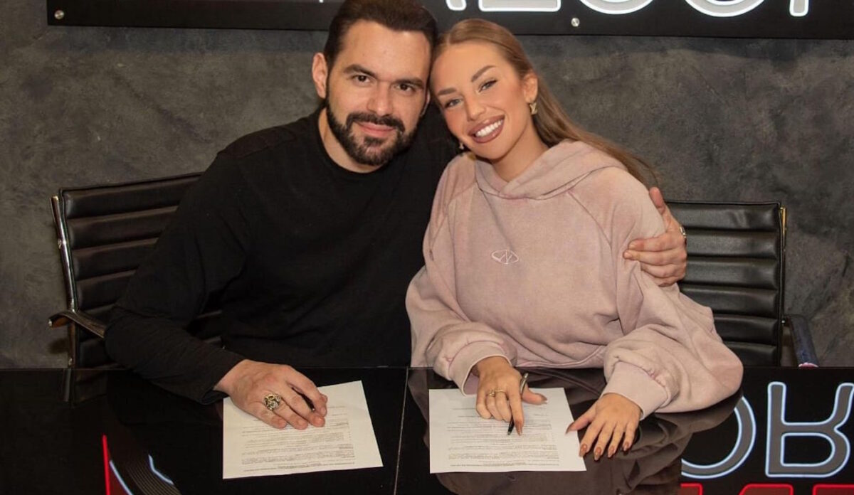 Η Ανδρομάχη ανανέωσε το συμβόλαιό της με την Panik Records