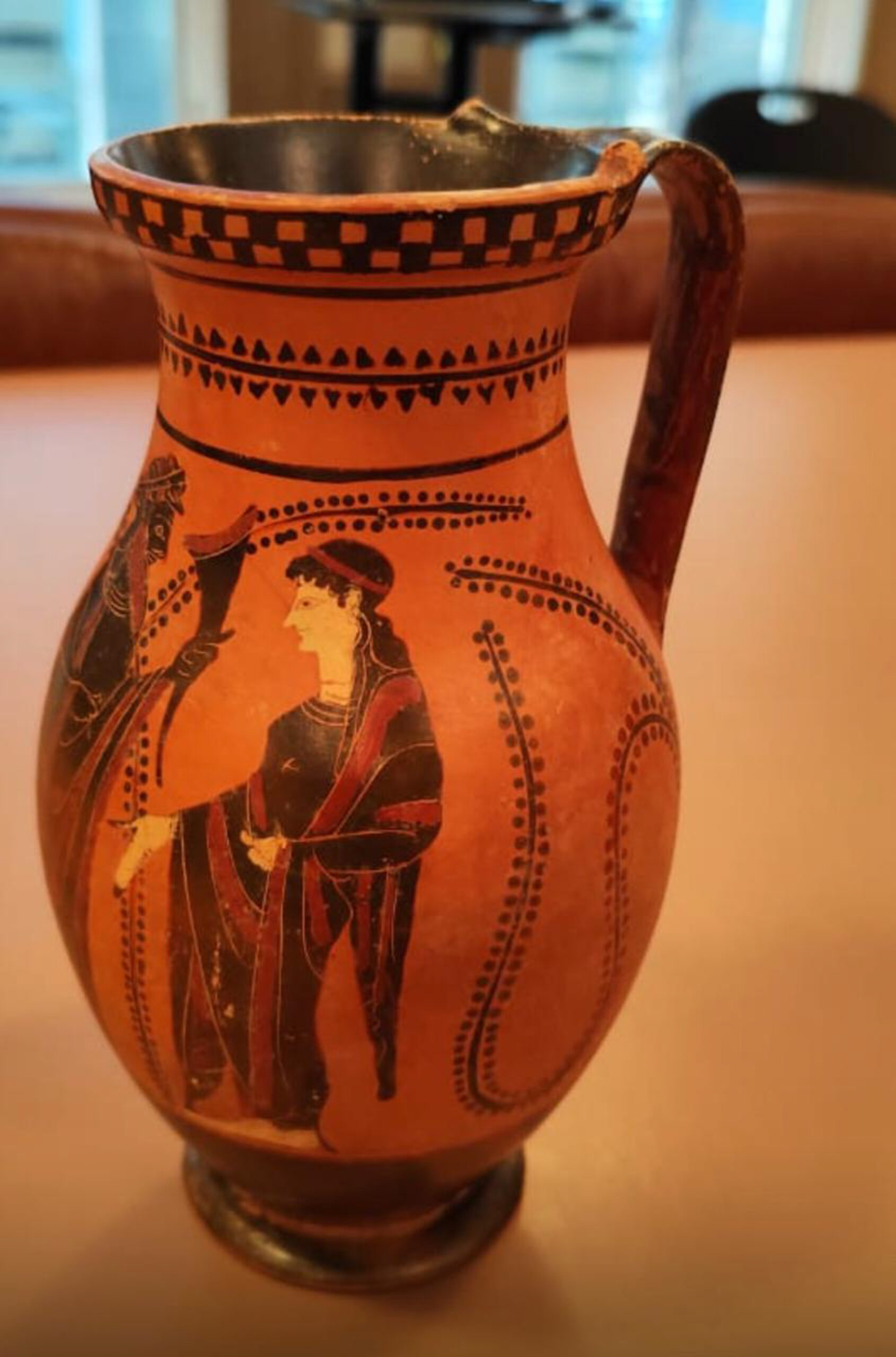 Η Υπουργός Πολιτισμού Λίνα Μενδώνη παρέλαβε, σε ειδική τελετή, στο Γενικό Προξενείο της Ελλάδας, στο Σικάγο, πέντε αρχαιότητες, που επαναπατρίζονται από τις Ηνωμένες Πολιτείες. Πρόκειται για δύο μελανόμορφα αγγεία (αμφορέα και όλπη) αττικών εργαστηρίων του 6ου αιώνα π.Χ. Ένα χάλκινο κάτοπτρο της Ύστερης Αρχαϊκής-Κλασικής περιόδου. Ένα ακέφαλο μαρμάρινο άγαλμα του Ερμή (1ος αι. π.Χ. - 1ος αι. μ.Χ.) και τμήμα αναγλύφου, με παράσταση της θεάς Αθηνάς, του 2ου αι. μ.Χ. Τα αντικείμενα είχαν αποκτηθεί στις δεκαετίες '70 και '80 από την οικογένεια Richard και Mary L. Gray. Τον Μάιο του 2025, τα τρία παιδιά τους, Harry, Jeniffer και Paul Gray, επικοινώνησαν με τις ελληνικές αρχές και προχώρησαν, από κοινού, στην οικειοθελή επιστροφή τους. Η διαδικασία ολοκληρώθηκε, χθες, με ευθύνη της Διεύθυνσης Τεκμηρίωσης και Προστασίας Πολιτιστικών Αγαθών του Υπουργείου Πολιτισμού.  (ΓΡΑΦΕΙΟ ΤΥΠΟΥ ΥΠΟΟΥΡΓΕΙΟΥ ΠΟΛΙΤΙΣΜΟΥ