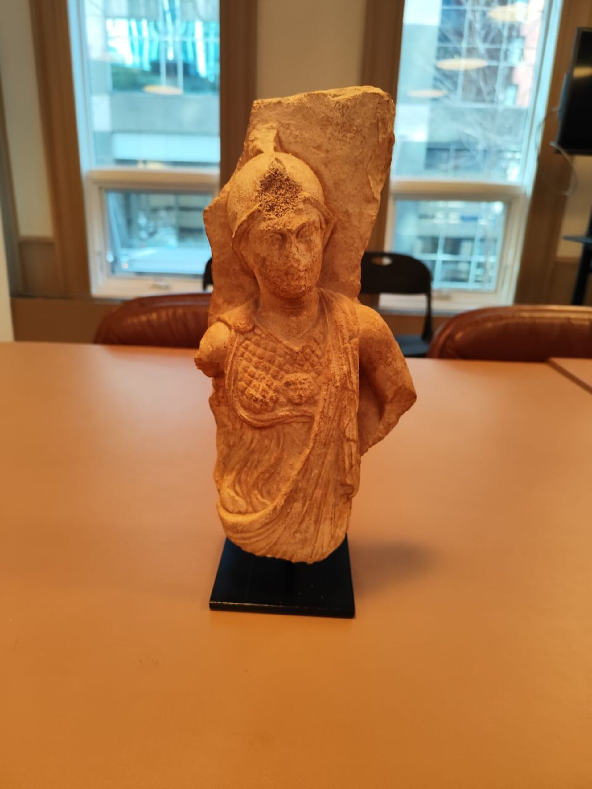 Η Υπουργός Πολιτισμού Λίνα Μενδώνη παρέλαβε, σε ειδική τελετή, στο Γενικό Προξενείο της Ελλάδας, στο Σικάγο, πέντε αρχαιότητες, που επαναπατρίζονται από τις Ηνωμένες Πολιτείες. Πρόκειται για δύο μελανόμορφα αγγεία (αμφορέα και όλπη) αττικών εργαστηρίων του 6ου αιώνα π.Χ. Ένα χάλκινο κάτοπτρο της Ύστερης Αρχαϊκής-Κλασικής περιόδου. Ένα ακέφαλο μαρμάρινο άγαλμα του Ερμή (1ος αι. π.Χ. - 1ος αι. μ.Χ.) και τμήμα αναγλύφου, με παράσταση της θεάς Αθηνάς, του 2ου αι. μ.Χ. Τα αντικείμενα είχαν αποκτηθεί στις δεκαετίες '70 και '80 από την οικογένεια Richard και Mary L. Gray. Τον Μάιο του 2025, τα τρία παιδιά τους, Harry, Jeniffer και Paul Gray, επικοινώνησαν με τις ελληνικές αρχές και προχώρησαν, από κοινού, στην οικειοθελή επιστροφή τους. Η διαδικασία ολοκληρώθηκε, χθες, με ευθύνη της Διεύθυνσης Τεκμηρίωσης και Προστασίας Πολιτιστικών Αγαθών του Υπουργείου Πολιτισμού.  (ΓΡΑΦΕΙΟ ΤΥΠΟΥ ΥΠΟΟΥΡΓΕΙΟΥ ΠΟΛΙΤΙΣΜΟΥ