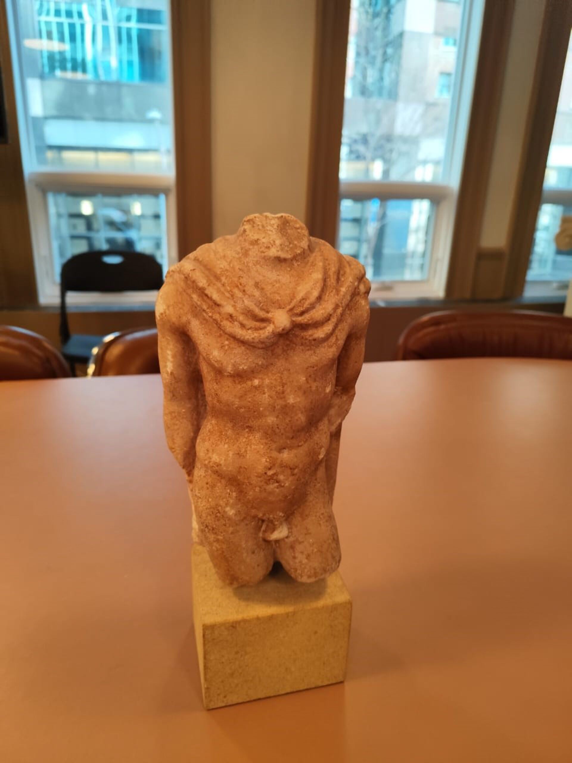 Η Υπουργός Πολιτισμού Λίνα Μενδώνη παρέλαβε, σε ειδική τελετή, στο Γενικό Προξενείο της Ελλάδας, στο Σικάγο, πέντε αρχαιότητες, που επαναπατρίζονται από τις Ηνωμένες Πολιτείες. Πρόκειται για δύο μελανόμορφα αγγεία (αμφορέα και όλπη) αττικών εργαστηρίων του 6ου αιώνα π.Χ. Ένα χάλκινο κάτοπτρο της Ύστερης Αρχαϊκής-Κλασικής περιόδου. Ένα ακέφαλο μαρμάρινο άγαλμα του Ερμή (1ος αι. π.Χ. - 1ος αι. μ.Χ.) και τμήμα αναγλύφου, με παράσταση της θεάς Αθηνάς, του 2ου αι. μ.Χ. Τα αντικείμενα είχαν αποκτηθεί στις δεκαετίες '70 και '80 από την οικογένεια Richard και Mary L. Gray. Τον Μάιο του 2025, τα τρία παιδιά τους, Harry, Jeniffer και Paul Gray, επικοινώνησαν με τις ελληνικές αρχές και προχώρησαν, από κοινού, στην οικειοθελή επιστροφή τους. Η διαδικασία ολοκληρώθηκε, χθες, με ευθύνη της Διεύθυνσης Τεκμηρίωσης και Προστασίας Πολιτιστικών Αγαθών του Υπουργείου Πολιτισμού.  (ΓΡΑΦΕΙΟ ΤΥΠΟΥ ΥΠΟΟΥΡΓΕΙΟΥ ΠΟΛΙΤΙΣΜΟΥ