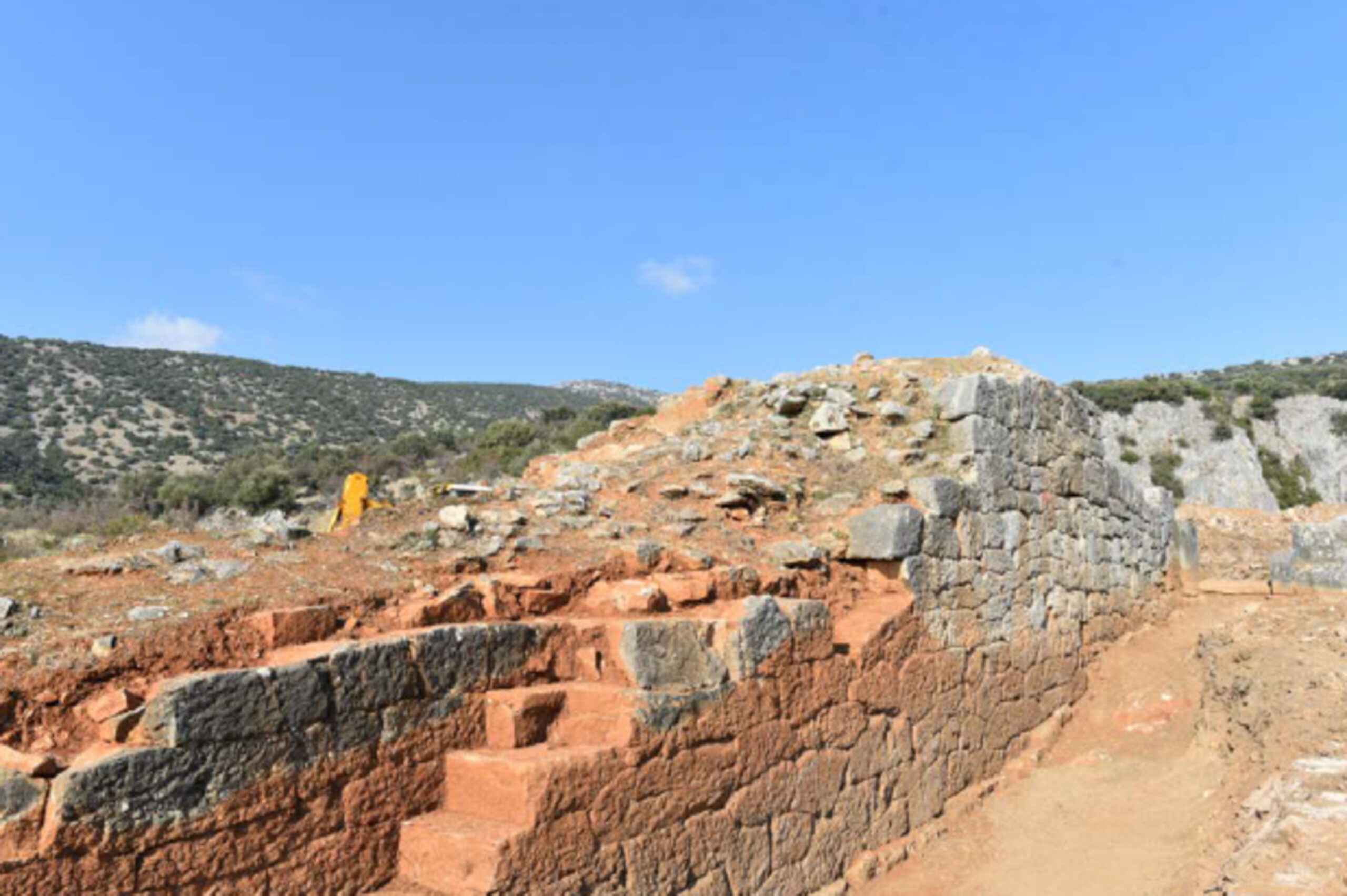 Το Υπουργείο Πολιτισμού, στο πλαίσιο του στρατηγικού σχεδιασμού του για την προστασία, την αποκατάσταση και την ανάδειξη της πολιτιστικής κληρονομιάς της Θεσσαλίας, προχωρεί και ολοκληρώνει τις αρχαιολογικές εργασίες στην ακρόπολη της Αρχαίας Πέλιννας, στον Δήμο Φαρκαδόνας, της Περιφερειακής Ενότητας Τρικάλων. Στον αρχαιολογικό χώρο της Πέλιννας, με τη μακραίωνη ιστορική συνέχεια και τον εξέχοντα ρόλο στην αρχαιότητα, εκτελείται ένα σύνολο εργασιών που αφορούν στη στερέωση και αποκατάσταση του δυτικού τμήματος των τειχών και των βορειοδυτικών πύργων. Η Αρχαία Πέλιννα, μία από τις σημαντικότερες πόλεις της Αρχαίας Εστιαιώτιδας, βρίσκεται περίπου 16 χλμ. ανατολικά των Τρικάλων. Κατά τους ύστερους κλασικούς και ελληνιστικούς χρόνους γνώρισε ιδιαίτερη ακμή, όταν η παλαιά πόλη μετατράπηκε σε ακρόπολη και το άστυ της επεκτάθηκε στην πεδιάδα, προστατευμένο από ισχυρό οχυρωματικό περίβολο. Η κυριαρχία των Μακεδόνων, στη Θεσσαλία, έληξε με την ήττα του Φιλίππου Ε', το 197 π.Χ. Το 191 π.Χ., κατά τη διάρκεια του Αντιοχικού πολέμου, οι Αθαμάνες κατέλαβαν την Πέλιννα, ενώ στη συνέχεια η πόλη κατελήφθη από τους Ρωμαίους και περιέπεσε σε αφάνεια. Ωστόσο, η στρατηγική σημασία της θέσης διατηρήθηκε και κατά τη βυζαντινή περίοδο, όταν στην ακρόπολη αναπτύχθηκε ο οικισμός "Γαρδίκιον", με συνεχή κατοίκηση έως τα πρώιμα οθωμανικά χρόνια. (ΓΡΑΦΕΙΟ ΤΥΠΟΥ ΥΠΟΥΡΓΕΙΟΥ ΠΟΛΙΤΙΣΜΟΥ/EUROKINISSI)