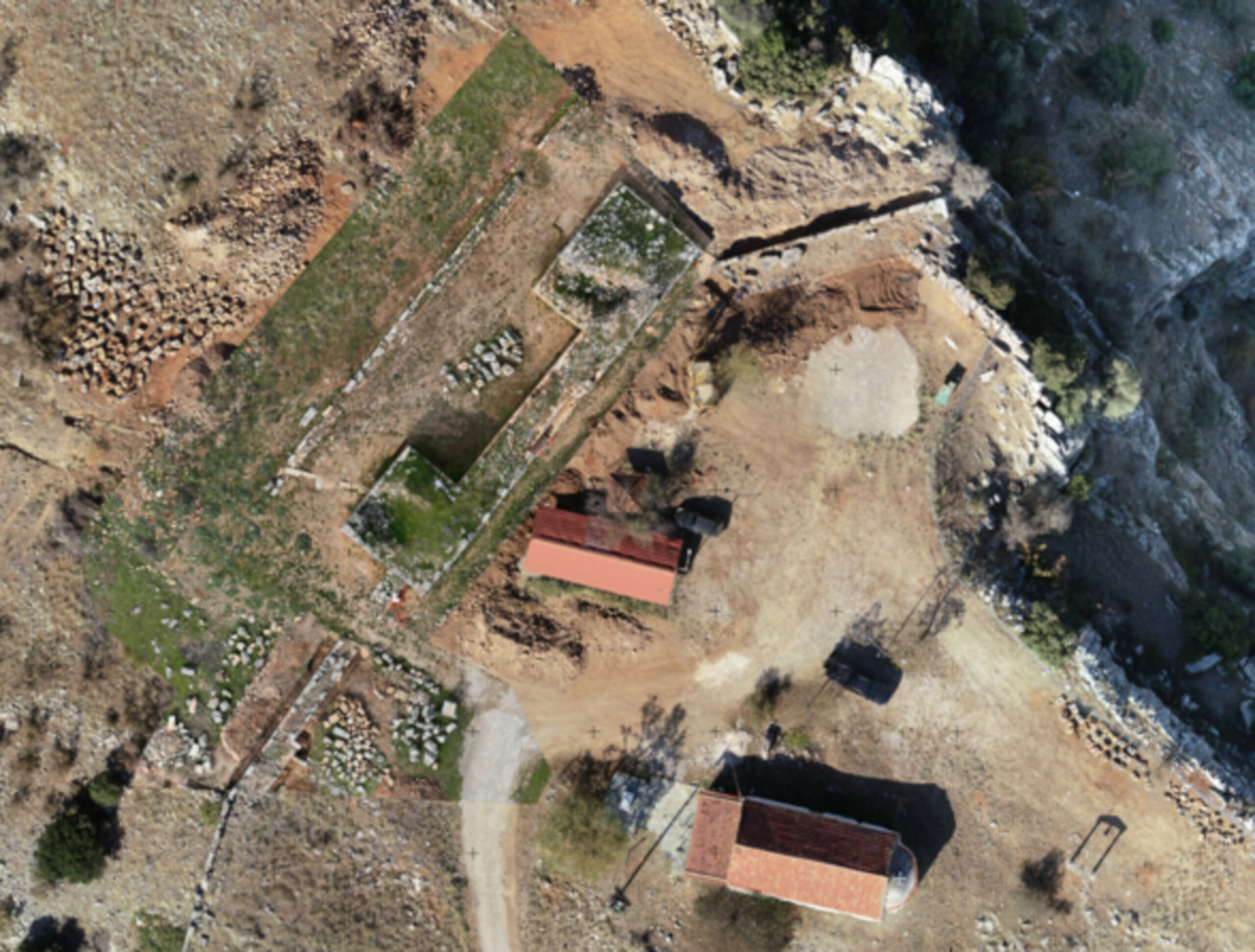 Το Υπουργείο Πολιτισμού, στο πλαίσιο του στρατηγικού σχεδιασμού του για την προστασία, την αποκατάσταση και την ανάδειξη της πολιτιστικής κληρονομιάς της Θεσσαλίας, προχωρεί και ολοκληρώνει τις αρχαιολογικές εργασίες στην ακρόπολη της Αρχαίας Πέλιννας, στον Δήμο Φαρκαδόνας, της Περιφερειακής Ενότητας Τρικάλων. Στον αρχαιολογικό χώρο της Πέλιννας, με τη μακραίωνη ιστορική συνέχεια και τον εξέχοντα ρόλο στην αρχαιότητα, εκτελείται ένα σύνολο εργασιών που αφορούν στη στερέωση και αποκατάσταση του δυτικού τμήματος των τειχών και των βορειοδυτικών πύργων. Η Αρχαία Πέλιννα, μία από τις σημαντικότερες πόλεις της Αρχαίας Εστιαιώτιδας, βρίσκεται περίπου 16 χλμ. ανατολικά των Τρικάλων. Κατά τους ύστερους κλασικούς και ελληνιστικούς χρόνους γνώρισε ιδιαίτερη ακμή, όταν η παλαιά πόλη μετατράπηκε σε ακρόπολη και το άστυ της
επεκτάθηκε στην πεδιάδα, προστατευμένο από ισχυρό οχυρωματικό περίβολο. Η κυριαρχία των Μακεδόνων, στη Θεσσαλία, έληξε με την ήττα του Φιλίππου Ε', το 197 π.Χ. Το 191 π.Χ., κατά τη διάρκεια του Αντιοχικού πολέμου, οι Αθαμάνες κατέλαβαν την Πέλιννα, ενώ στη συνέχεια η πόλη κατελήφθη από τους Ρωμαίους και περιέπεσε σε αφάνεια. Ωστόσο, η στρατηγική σημασία της θέσης διατηρήθηκε και κατά τη βυζαντινή περίοδο, όταν στην ακρόπολη αναπτύχθηκε ο οικισμός "Γαρδίκιον", με συνεχή κατοίκηση έως τα πρώιμα οθωμανικά χρόνια. (ΓΡΑΦΕΙΟ ΤΥΠΟΥ ΥΠΟΥΡΓΕΙΟΥ ΠΟΛΙΤΙΣΜΟΥ