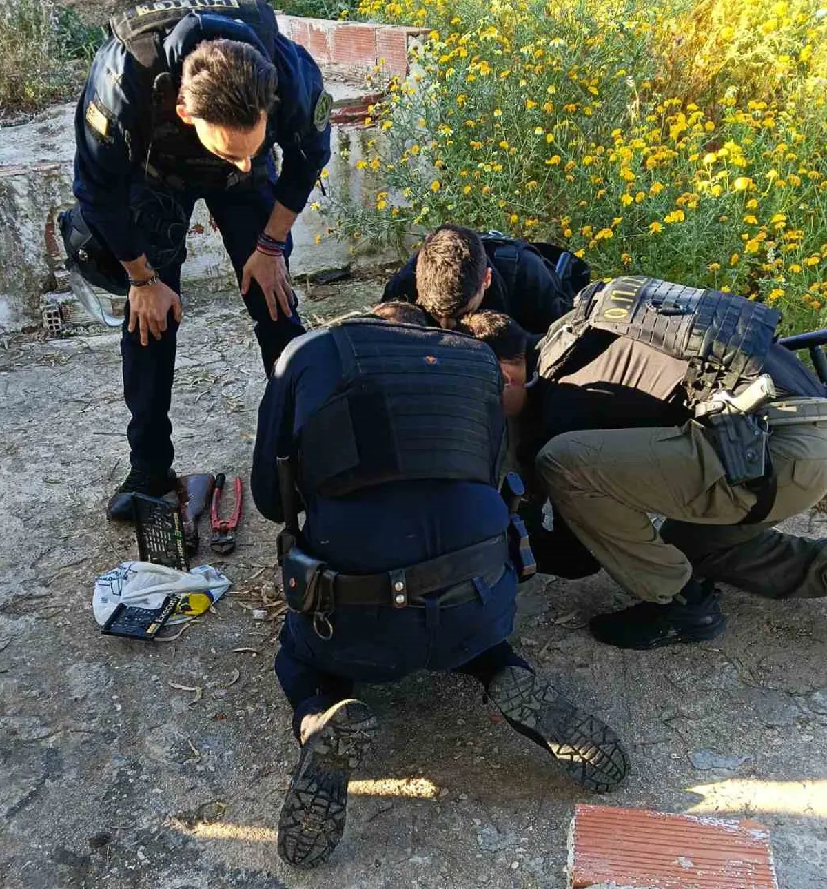 Επιχείρηση «σκούπα» στον Ασπρόπυργο - 10 συλλήψεις, όπλα σε βόθρο και ρευματοκλοπές