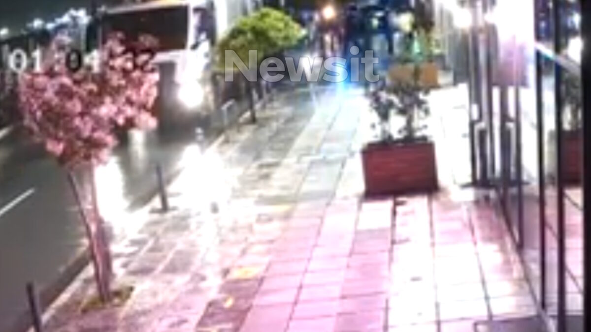 Θεσσαλονίκη: Η στιγμή που οι υπάλληλοι της καθαριότητας σώζουν τον άστεγο πριν πέσει στην πρέσα του απορριμματοφόρου